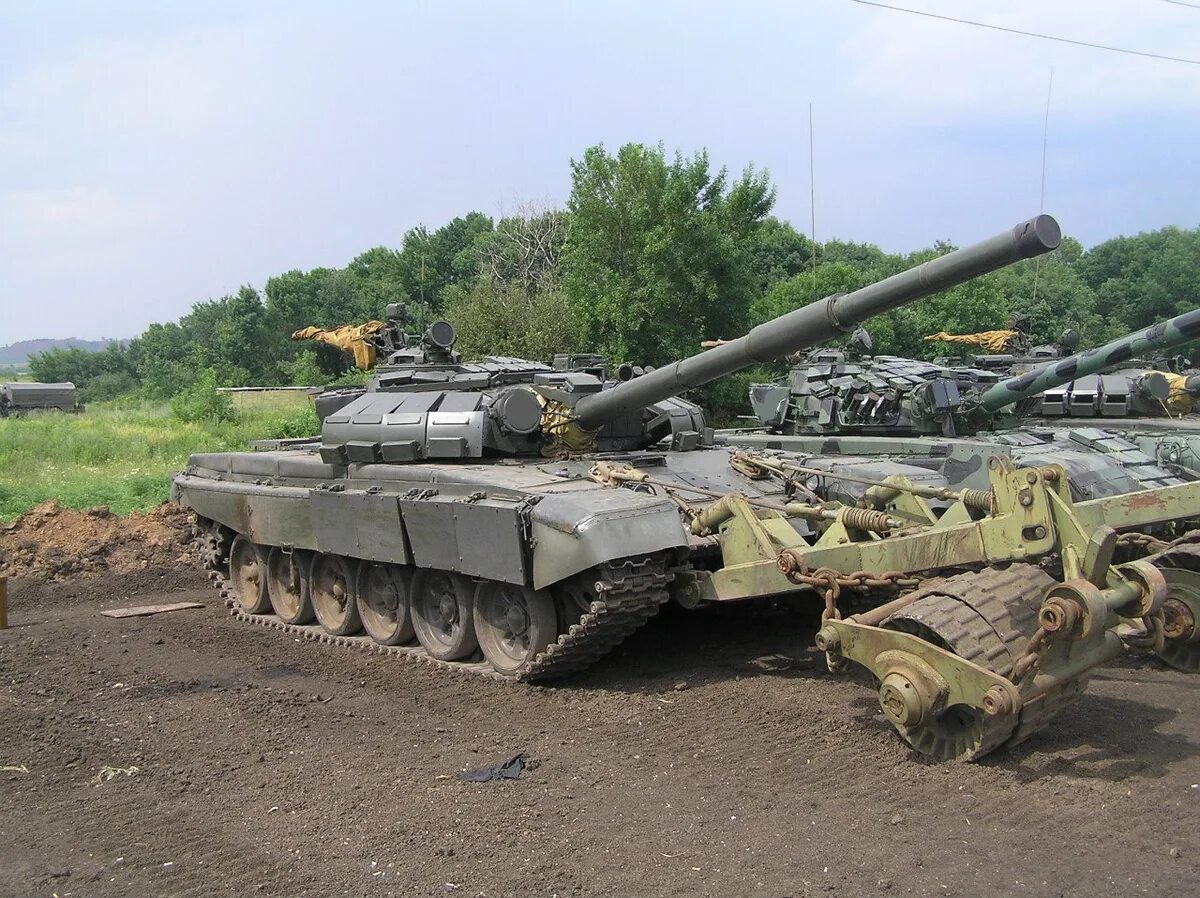 Tank tune. Т-72 С минным тралом. ДНР танк т-72. Танк т-72б ДНР. Т-72б1.
