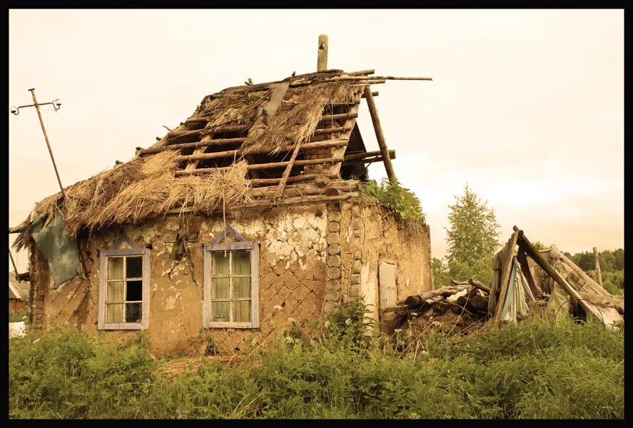 А мы уезжаем до дому до хаты. Разрушенный дом в деревне. Деревня в Украине. Разрушенный деревенский дом. Дом развалюха.