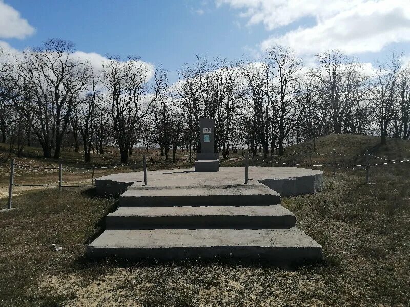 Ремонтное ростовской обл. Памятник Дуси Кучеренко. Ростовская область Ремонтненский район село Ремонтное. Ремонтное Ростовская область Дуси Кучеренко. Село Ремонтное Дуся Кучеренко.