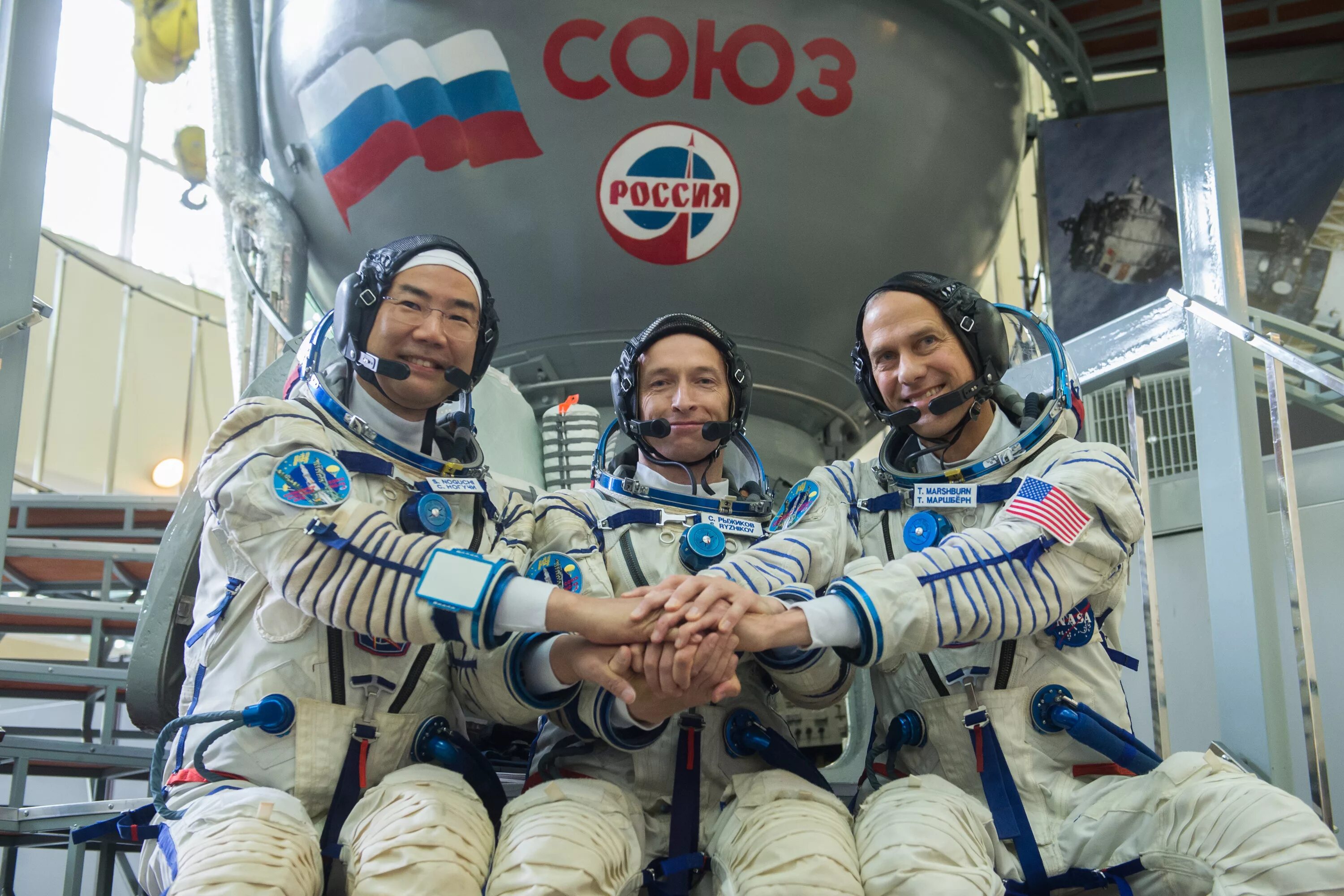 экипажем 60. союз мс-13. экипажем 60. гагарин» (союз мс-18). космическая станция с людьми.