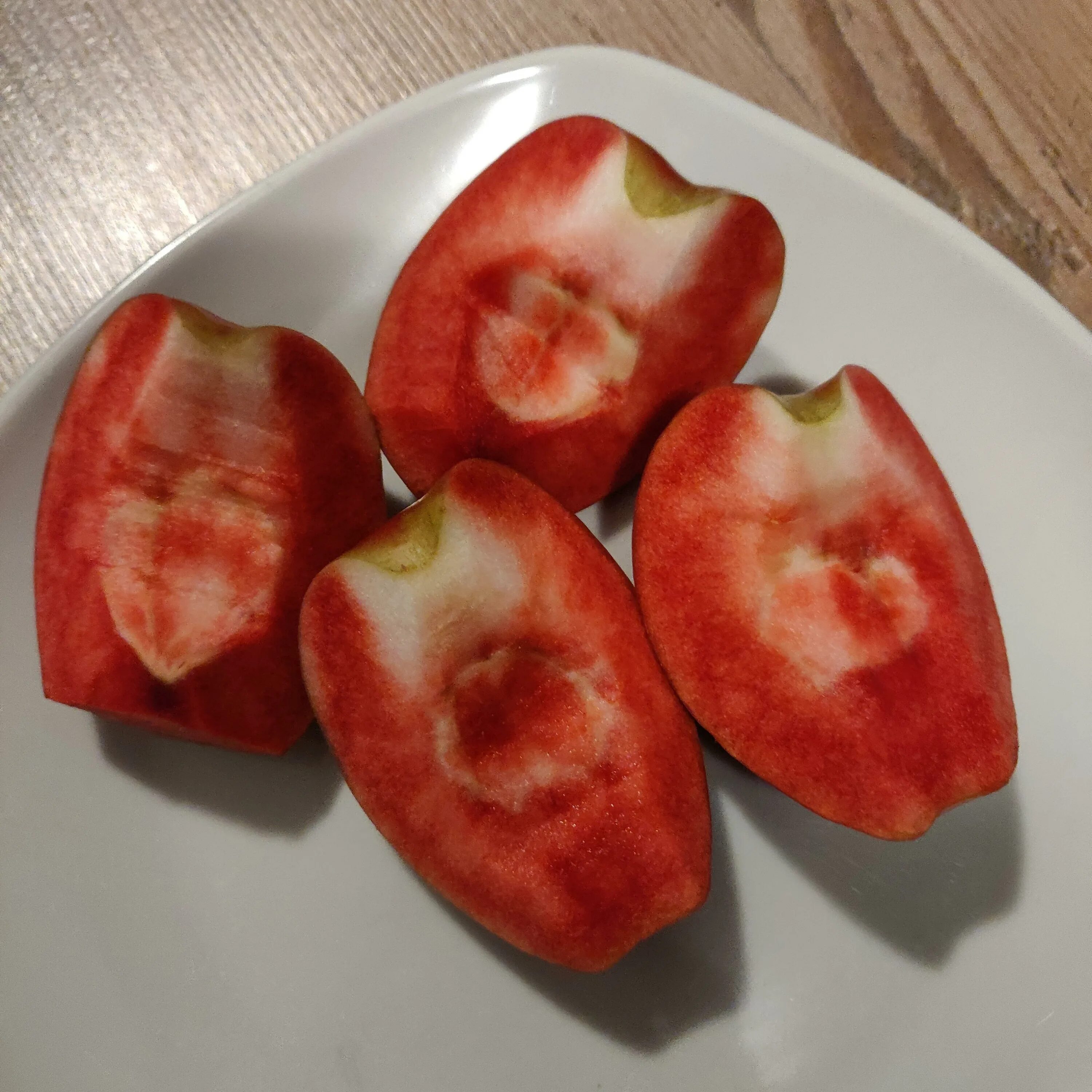 Красные внутри. Яблоки с красной мякотью. яблоки красные внутри. красные яблоки с красной мякотью. яблоко с красноватой мякотью.