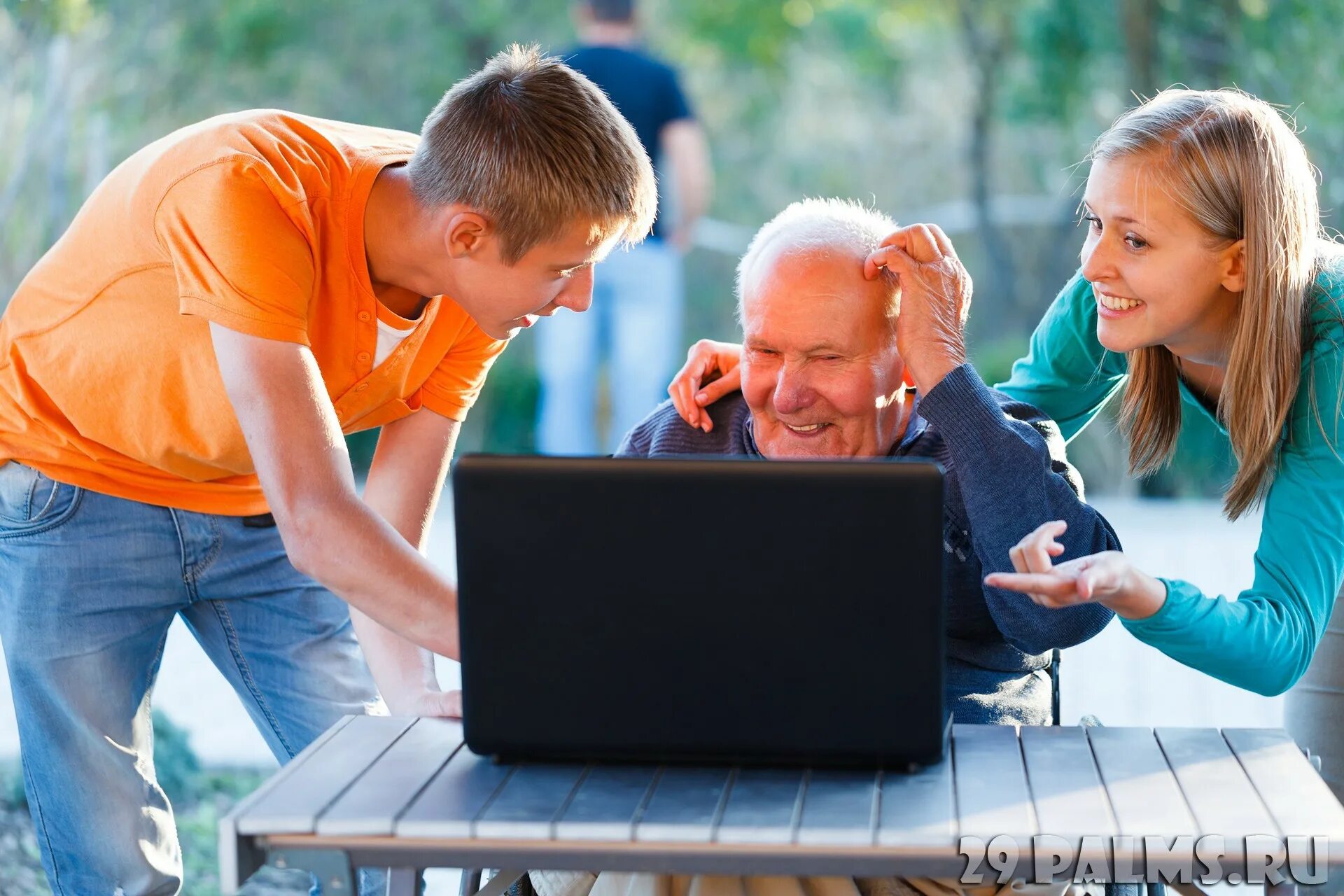Старики в интернете. Дедушка в интернете. Старик за компьютером. Молодежь обучает пенсионеров.