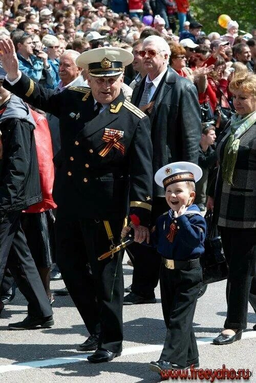 Ветераны с внуками на параде. Ветеран с внуком. 9 Мая ветераны с внуками. Ветеран с внуком парад 9 мая.