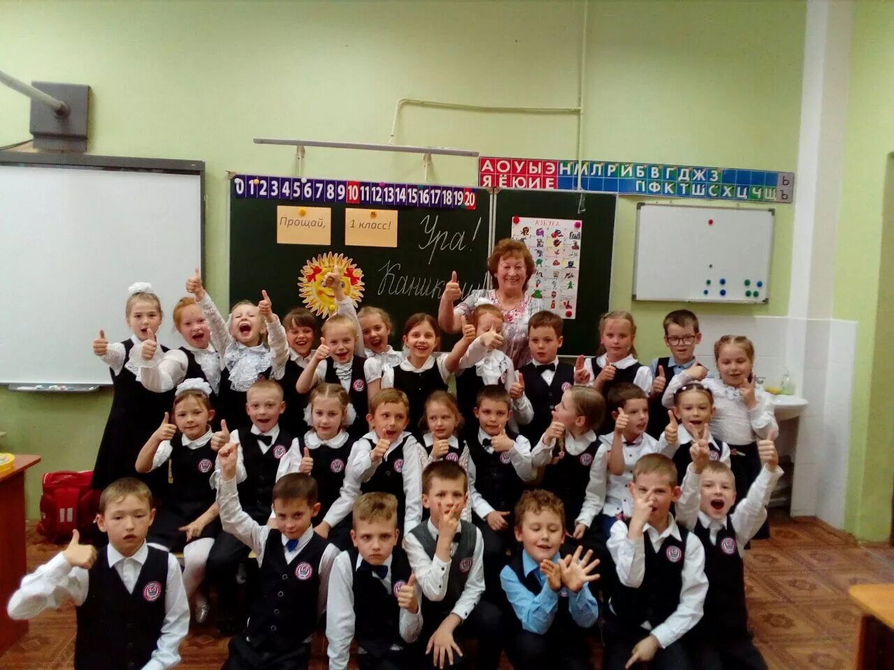 Фотосессия начальная школа выпускной. Школа первый класс. Фотосъемка в школе. Покажи начальную школу. Покажи начальную школу.