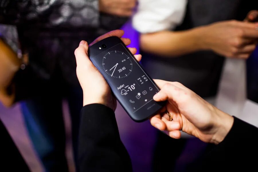 Версия смартфона в россии. YOTAPHONE. Складной российский смартфон. Российский смартфон 2013. Перспективный российский смартфон.