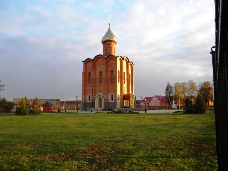 Храм красная Яруга. Церковь в красной Яруге Белгородской области. Храм Косьмы и Дамиана красная Яруга. Церковь красная Яруга осень. Красная яруга район