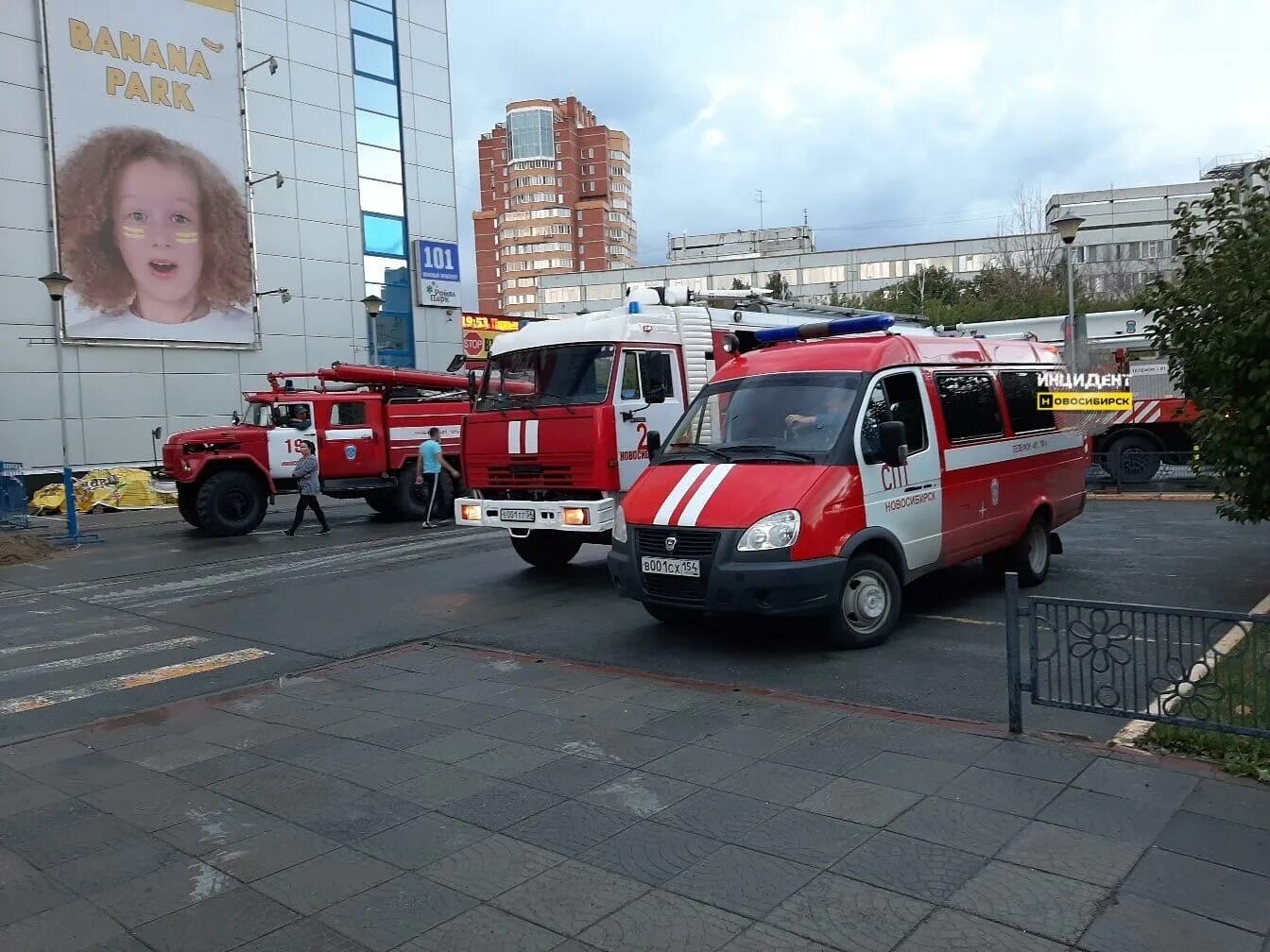 Какое чп произошло сегодня. Пожарные Новосибирск. Пожарная машина Новосибирск. Пожарная машина МЧС Новосибирск. Пожарные в ТЦ.