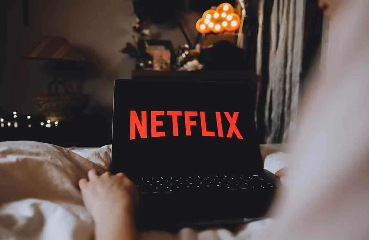 Мне это нравится нетфликс. Нетфликс выставка. нетфликс на ноутбуке. netflix в постели. эмблема нетфликс.