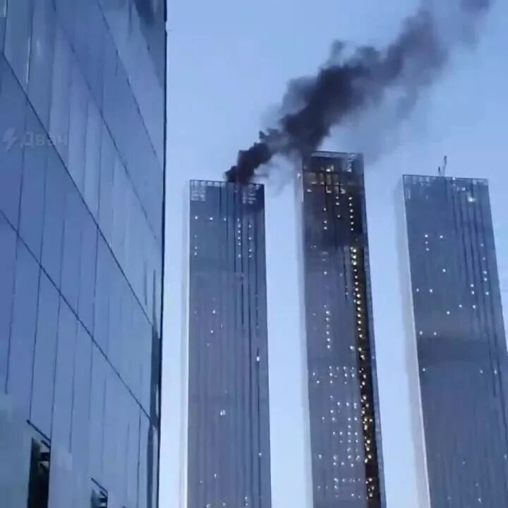 Крокус сити сейчас после пожара. Пожар в Москоу Сити. Башня Федерация пожар. В Москоу Сити горит башня. Пожар в Москва Сити 2012.