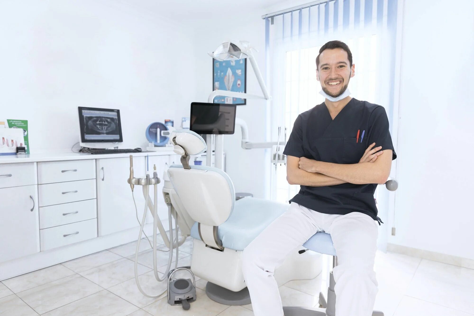Зубной терапевт. Стоматолог мужчина. Врач стоматолог мужчина. Стоматология врачи. Стоматолог фото.