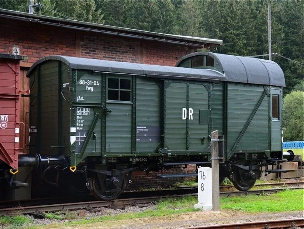 Большой железнодорожный вагон. Вагон PWG PR 14. Вагон бригадник «PWG PR 14».