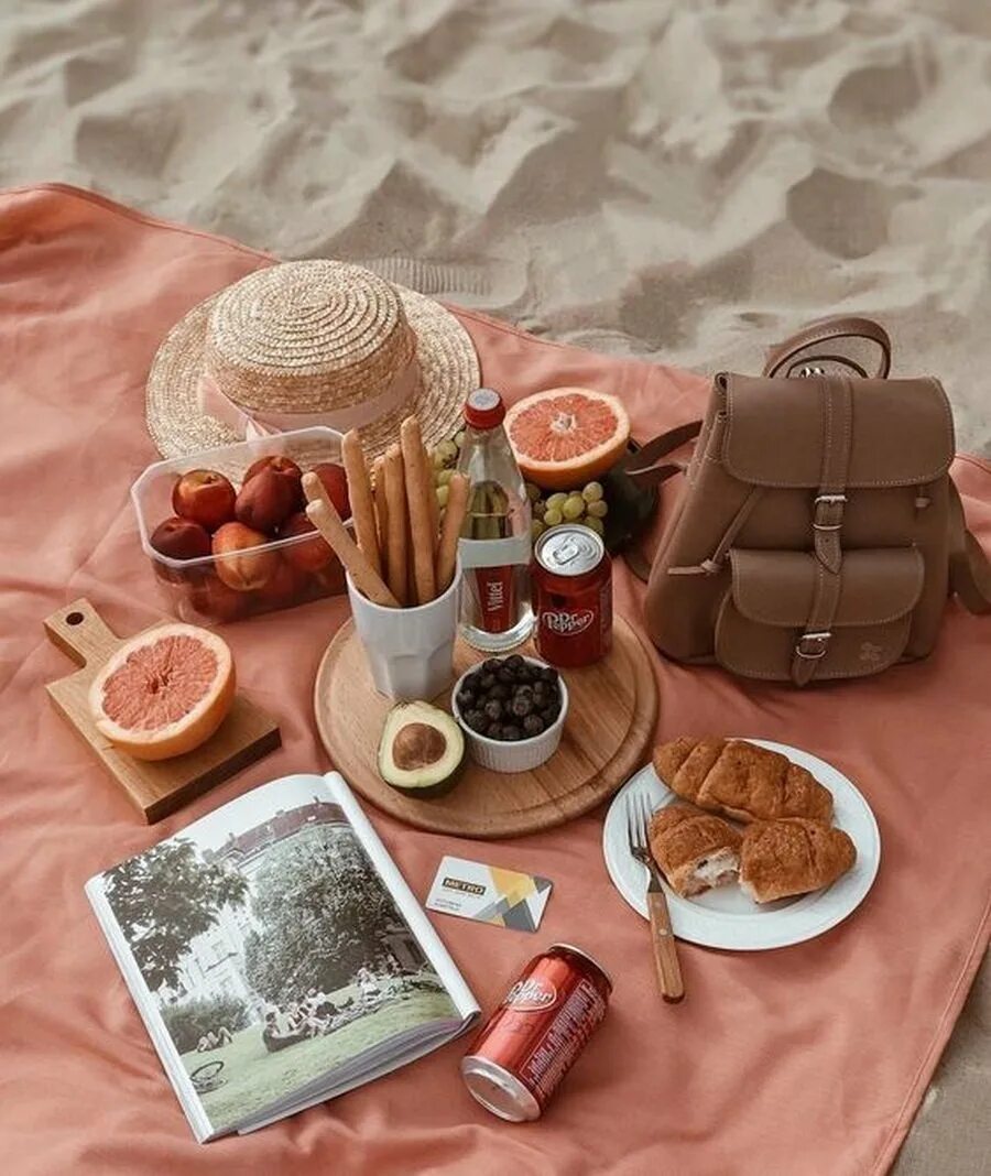 Эрик вольф гастрономический туризм. Гаджеты и дорога. Еда игры красота путешествия гаджеты новости главное. Полезные приложения для путешествий. Предметная съёмка для инстаграма.