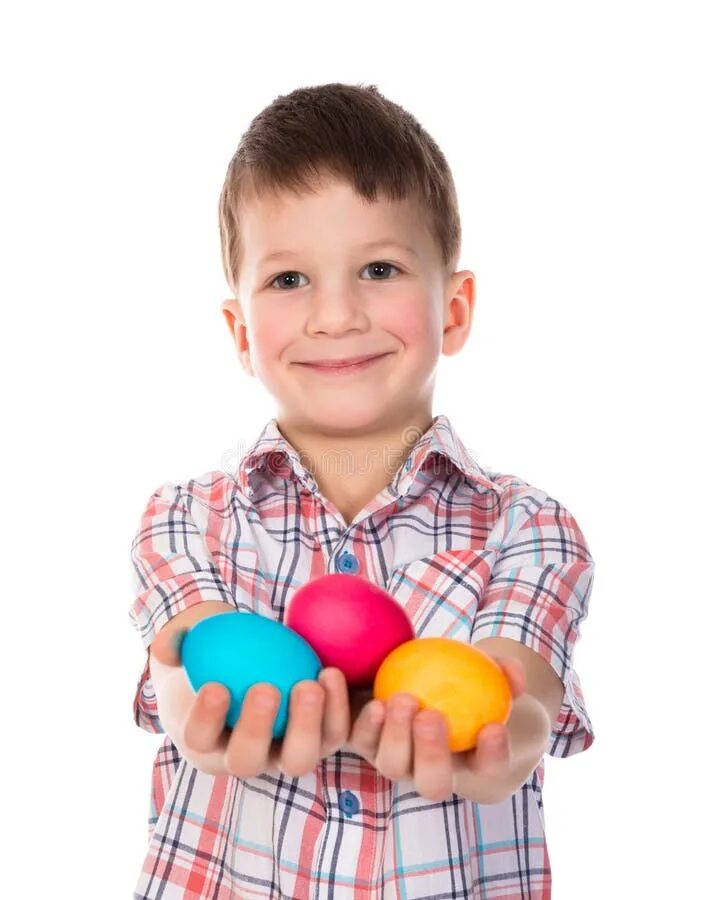 Мальчик красит яйцо. Мальчик красит пасхальные яйца. Большое яичко мальчик
