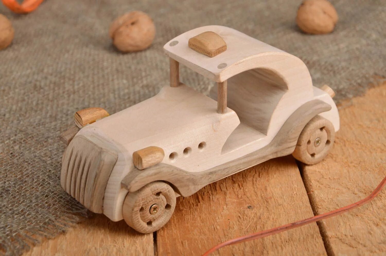 Какие игрушки из дерева. Машинка из дерева. Маленькие деревянные машинки. Деревянная машина для детей. Игрушка машинка из дерева.