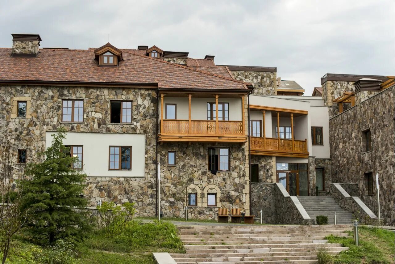 Лагерь в армении. Just Dilijan it лагерь. UWC Dilijan лагерь. Альпийский замок Дилиджан. Международный лагерь в Армении Дилижан.