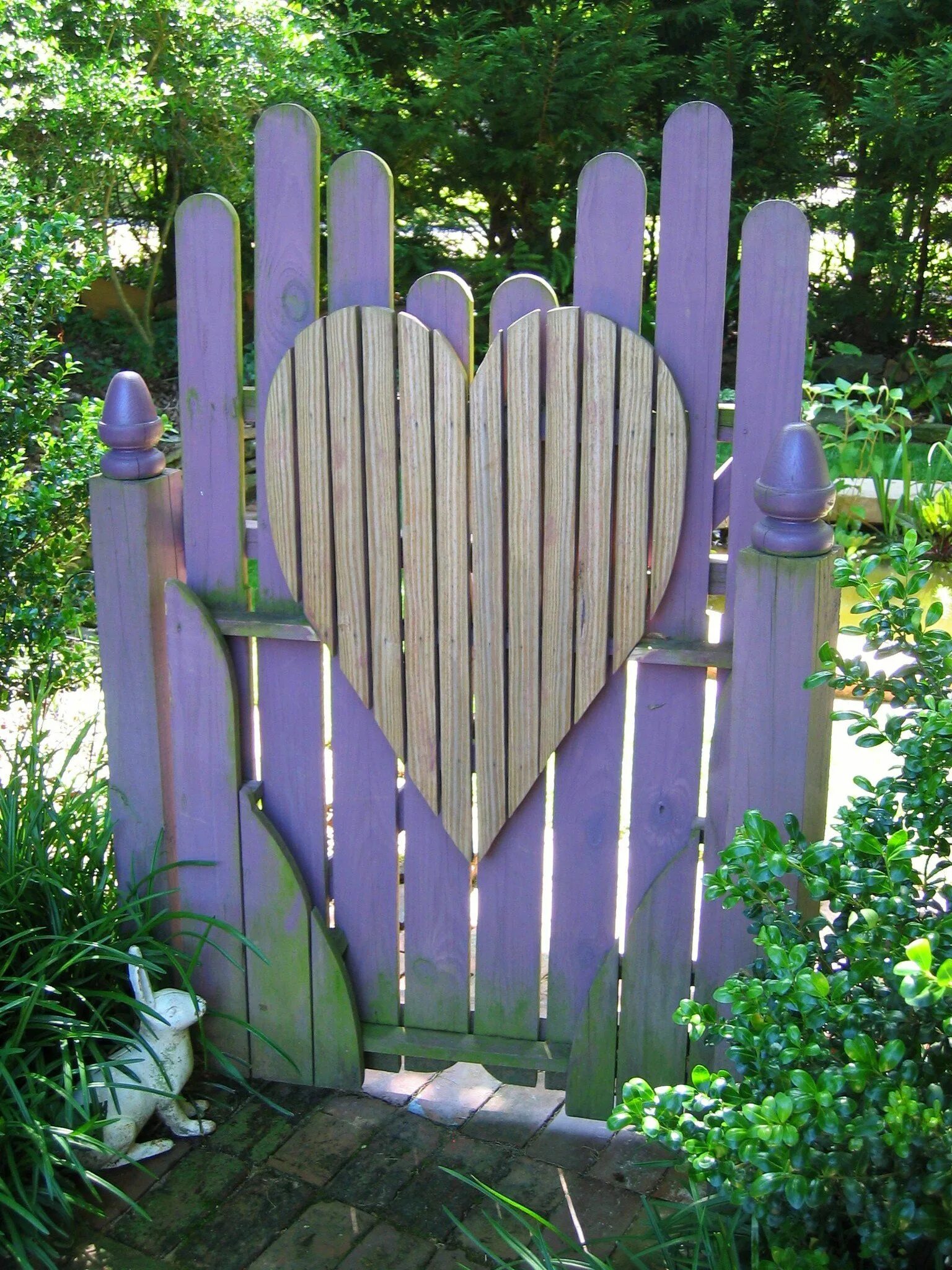 Гребень забора. Красивые деревянные калитки. Оригинальный деревянный забор. Необычный деревянный забор. Необычные деревянные калитки.