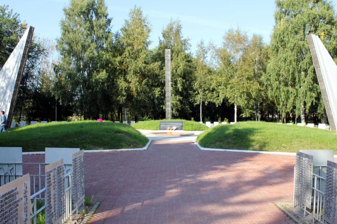 Город кириши вечный огонь. Мемориал памяти павших кириши. Кириши памяти павших. Кириши памятник вечный огонь. Вечный огонь кириши.