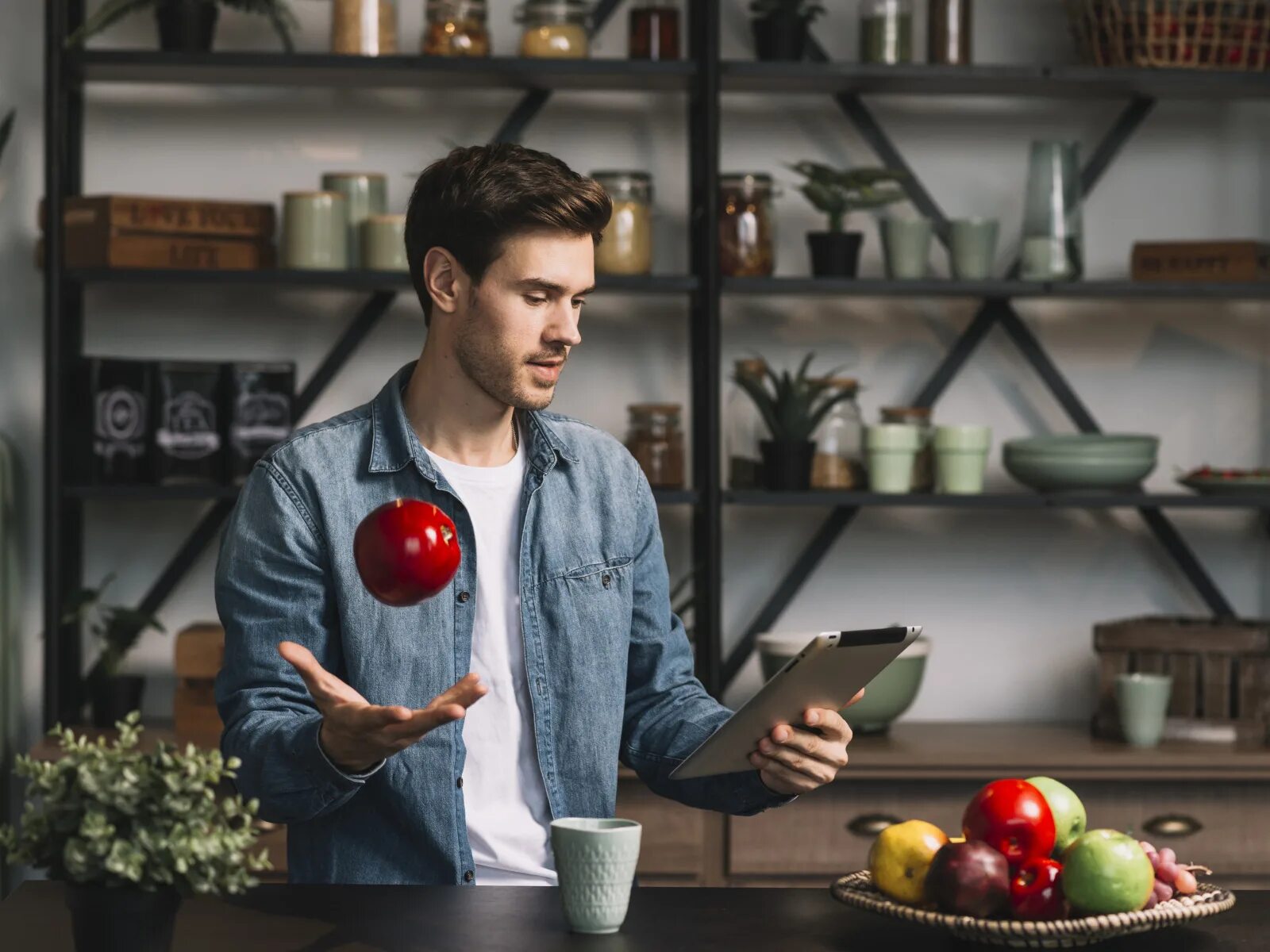 Польза яблок для мужчин. Мужчина с яблоком. Яблоко в руке. Кухня Apple.