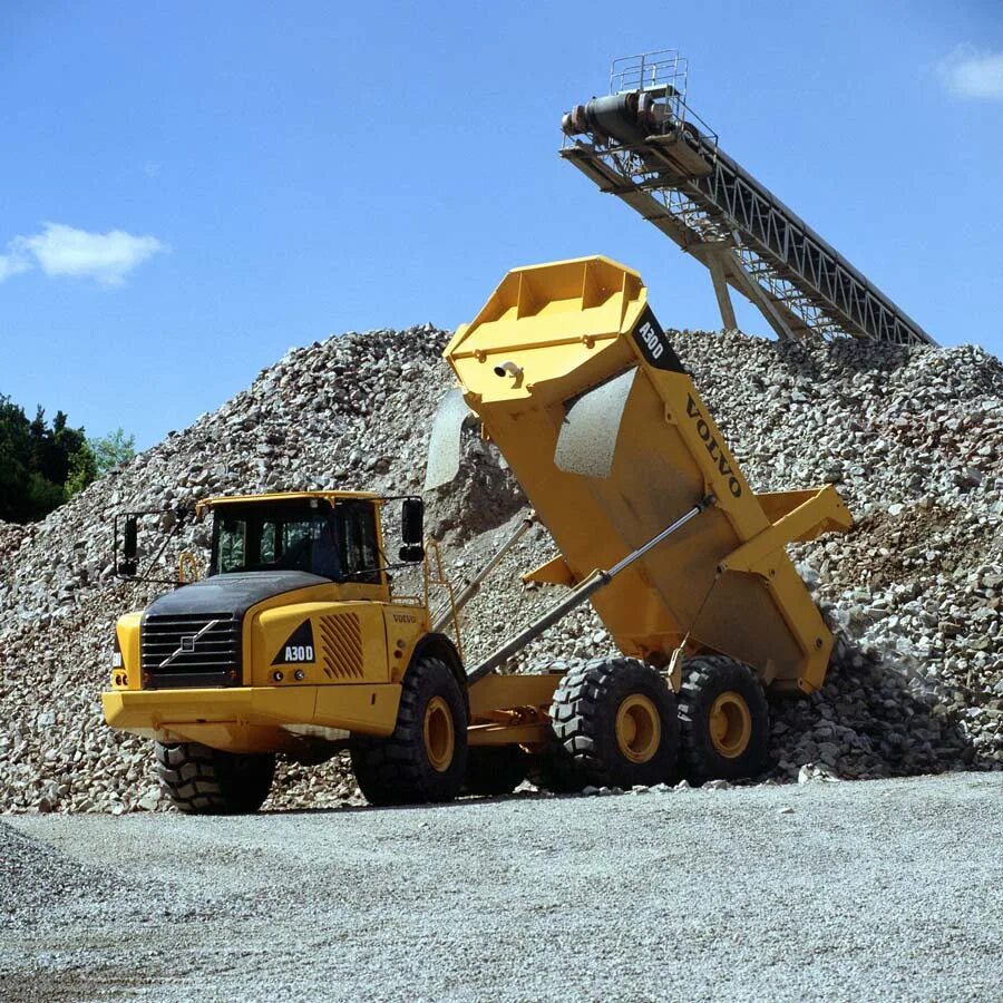 Машина щебня с доставкой. Volvo a30d. Щебень самосвал Вольво. Самосвал с песком. Самосвал в карьере.