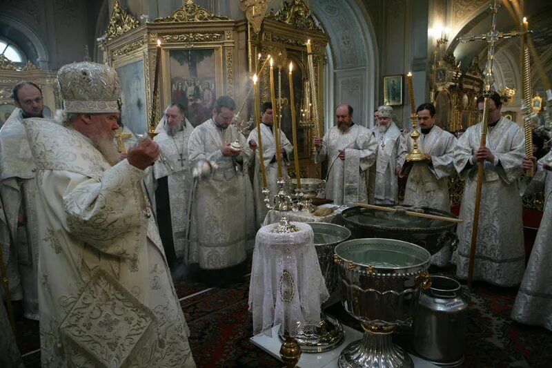 Крещение в богоявленском соборе в елохове. Крещение служба в храмах вечером во сколько. Вечерняя служба на крещение. Крещение господне (богоявление) 19 января 2022 года. Патриарх кирилл крещение господне.