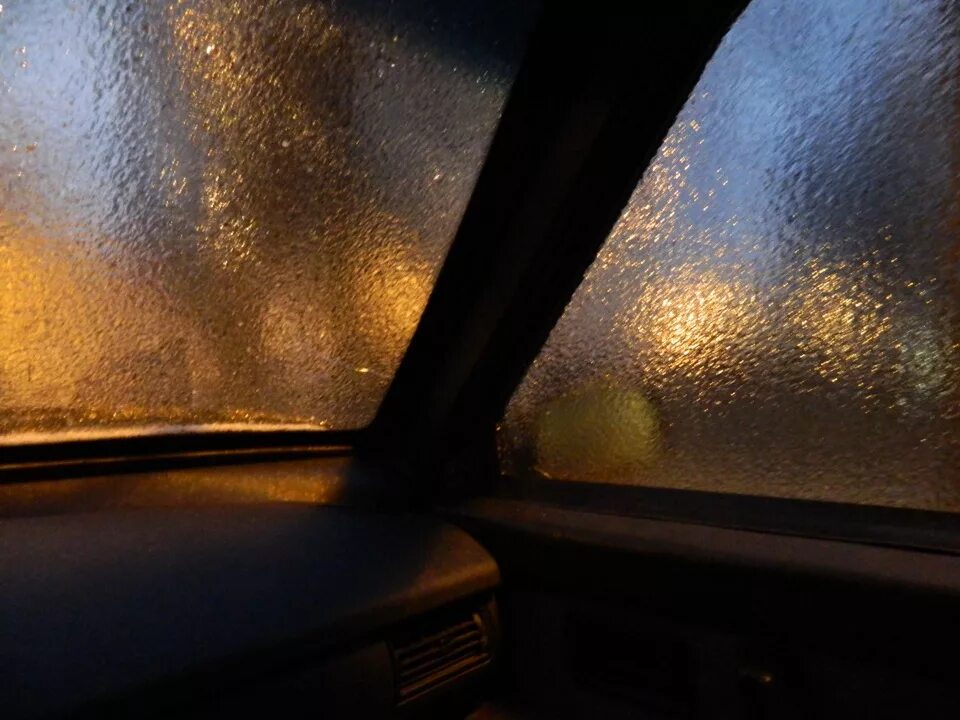 Внутри машины дождь. Машина в дождь изнутри. ВАЗ 2109 дождь. Машина дождь ВАЗ 2110.