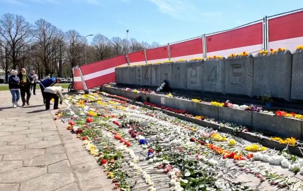 Памятник освободителям Риги от немецко-фашистских захватчиков. Латвия цветы у памятника. Рижский мемориал. Цветы на памятник. В риге запретили нести цветы