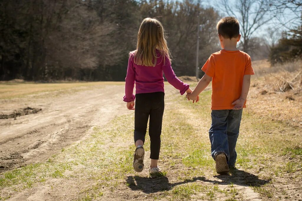 Big children. Children walk. Kids Walking. American Kids Walking. Walk or Kids.