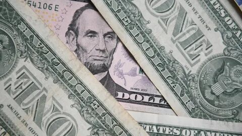 Стоит ли сейчас продавать доллары или подождать