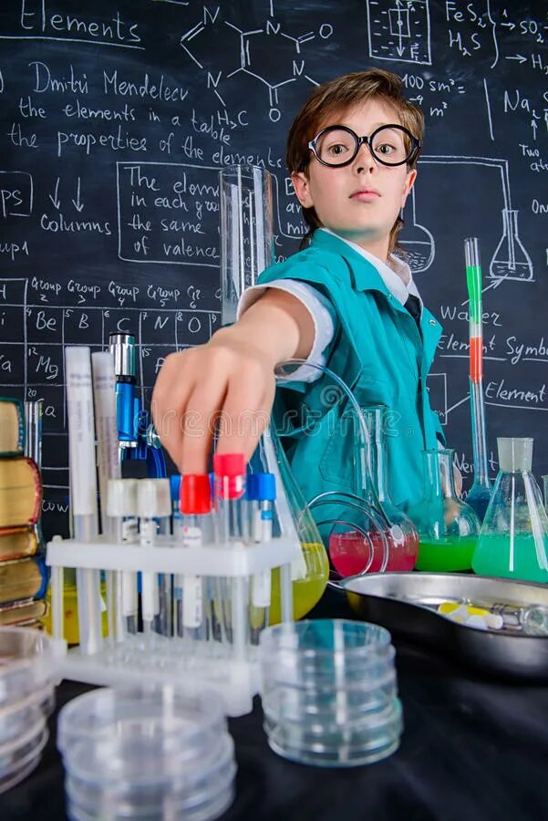 Ученый за столом. Мальчик ученый. Мальчик ученый. Учёные мальчик прикол. Эксперименты для детей.