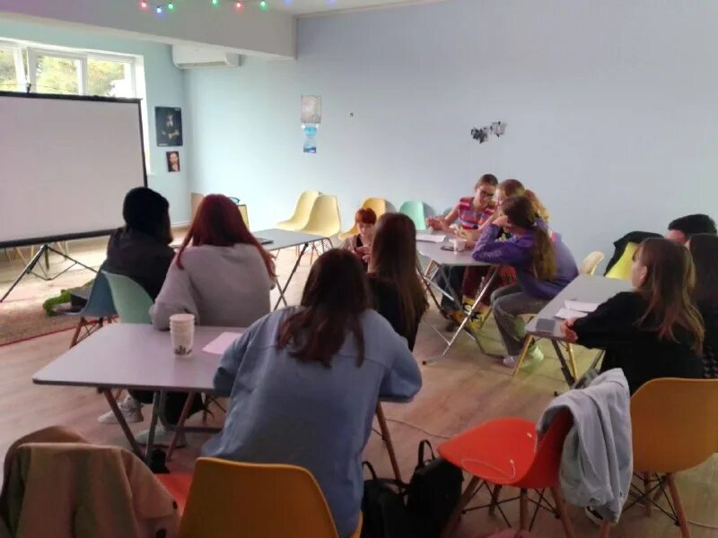 Подростковый центр пермский. Влад реутов полысаево. Городской молодежно подростковый центр. Флешмоб ко дню молодежи. Флэшмоб подростки.