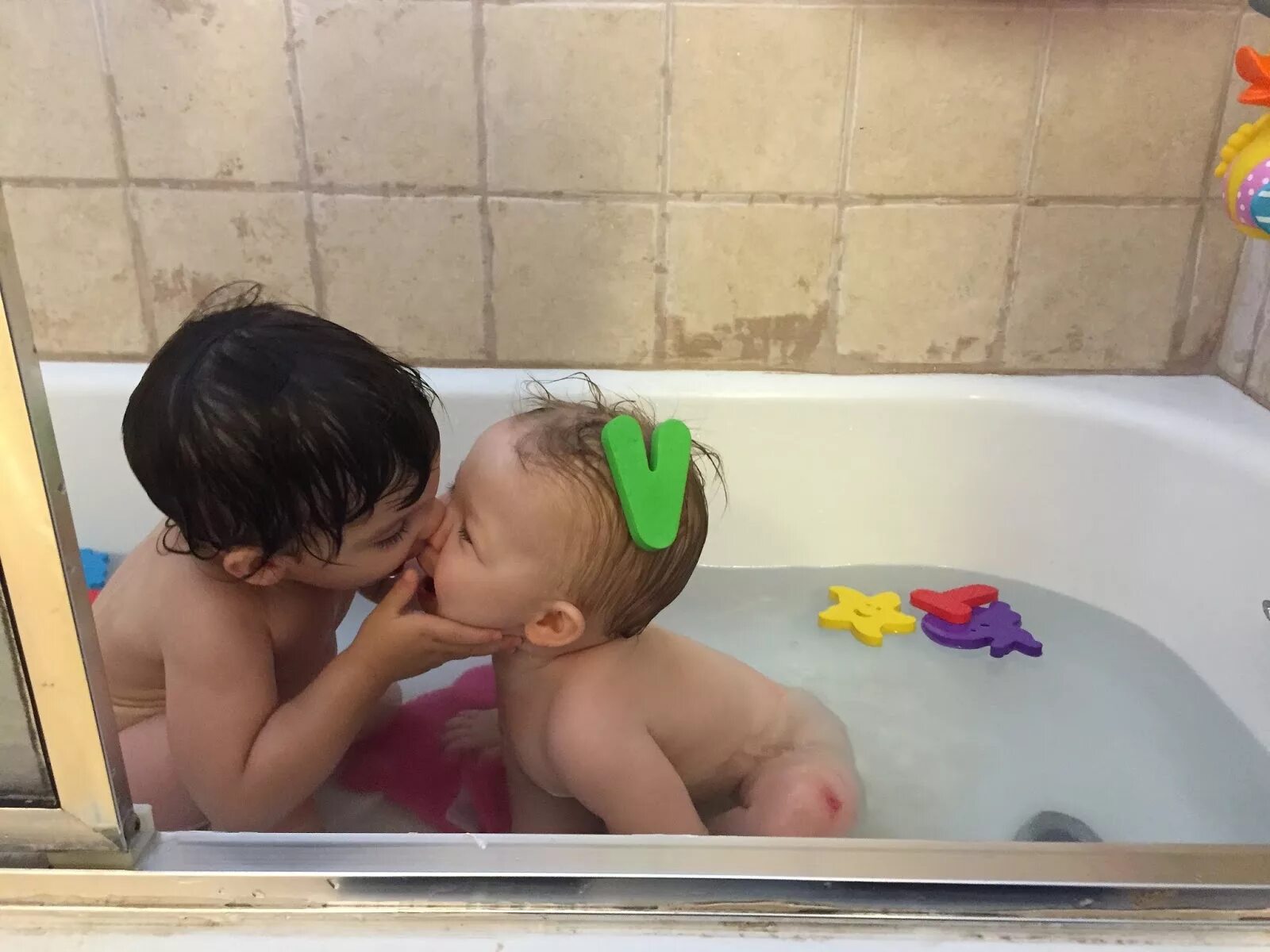 Мальчик и девочка в ване. Kids bath time девочки. Sisters brothers shower. Bath time sister 13л. Дочка купается в ванной.