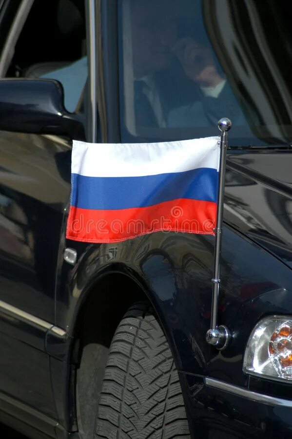 Флажок на автомобиль. Российский флаг на авто. Флагшток на автомобиль. Дипломатическая машина с флажками.