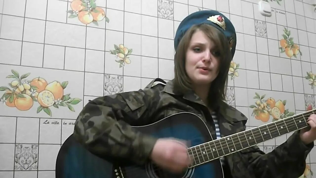 Гитара армейские песни видео. Военные девушки поют. Военные поют под гитару. Девочка поёт под гитару про войну. Девочка красиво поет про войну.
