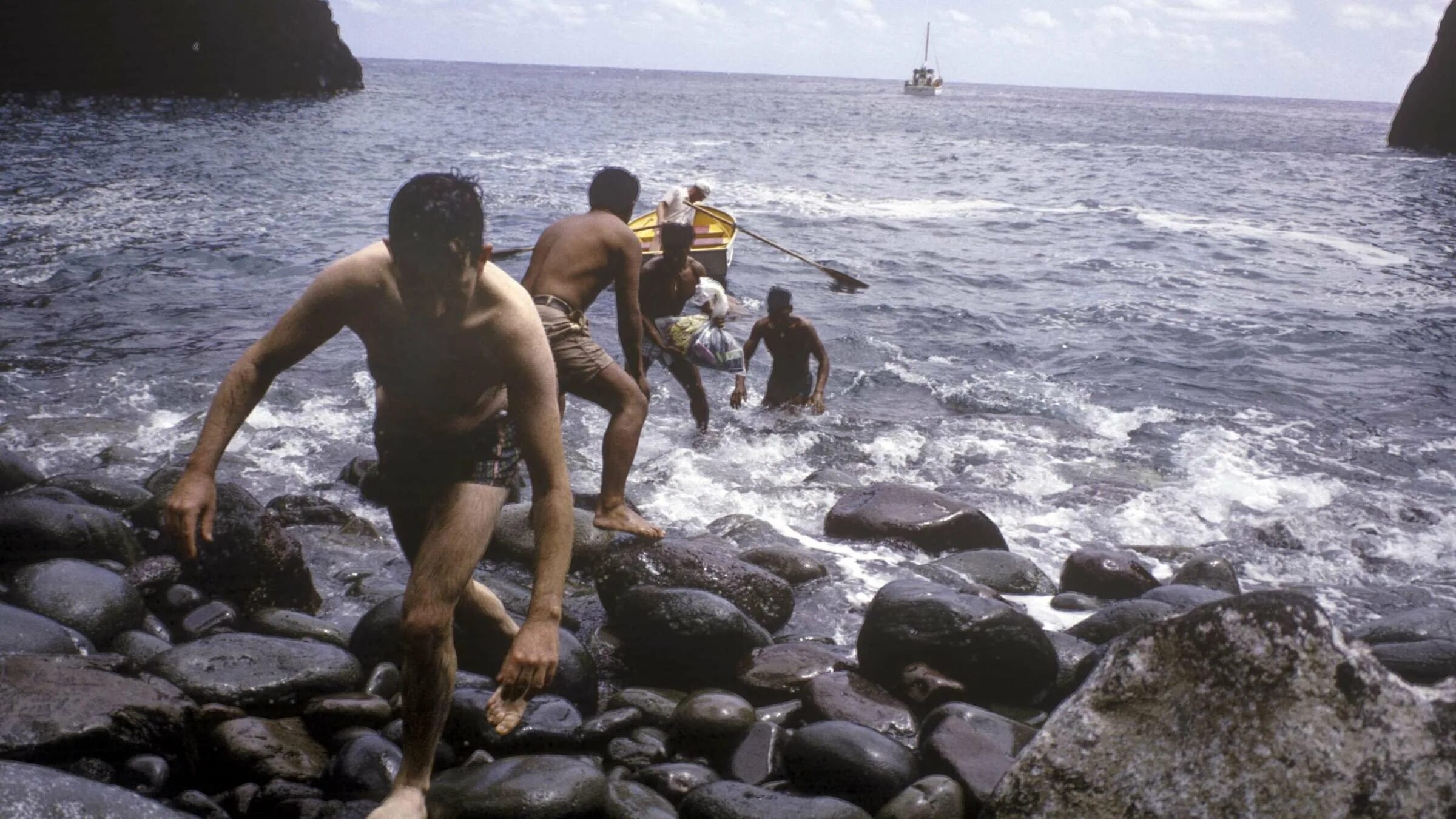 Человек живший на необитаемом острове. Остров дикарей / Savage Island (1985). Человек на острове. Человек один на острове.