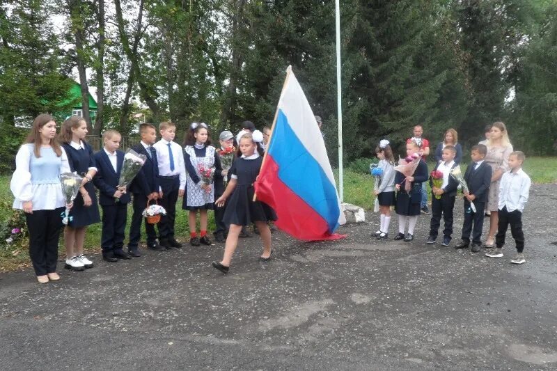 Линейка с флагом и гимном. Линейка поднятия флага в школе. подъем флага в школе. торжественная линейка поднятия флага. вынос знамени в школе.