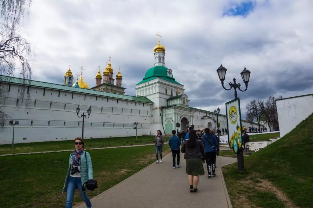 Куда сходить с ребенком в сергиевом посаде. Сергиев посад доспромичательности. монастырь в сергиевом посаде. сергиев посад туристы. примечательности в городе сергиев посад.