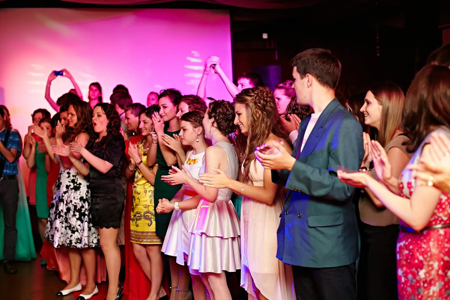 фото выпускного вечеров. выпускной бал 11 класс. выпускники. выпускной праздник. школьный выпускной.