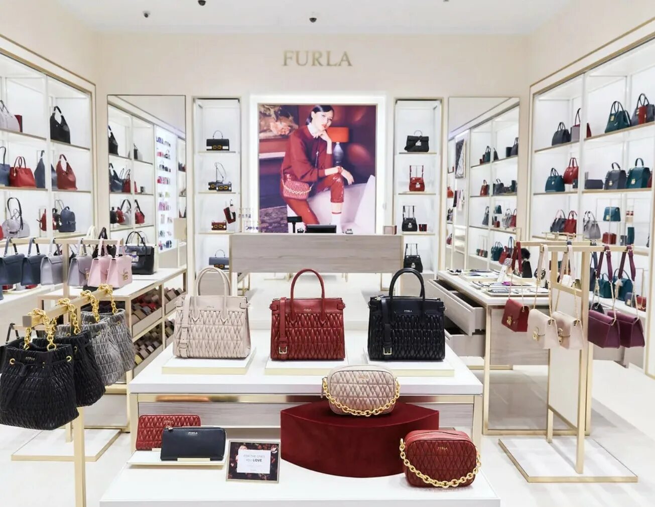 Магазин аксессуары адрес. Furla. Бутик Furla. Витрина магазина сумок. Интерьер магазина сумок.