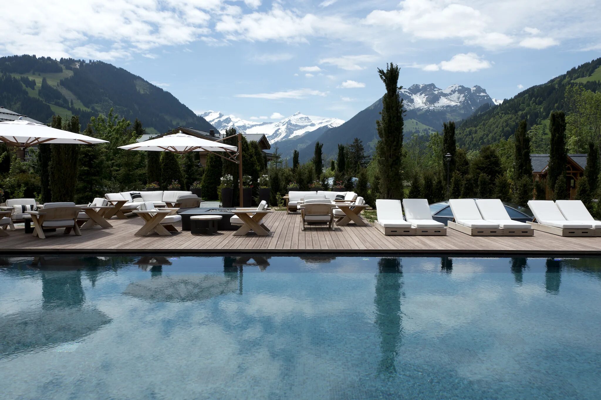 Отели с бассейном с видом на горы. The Alpina Gstaad (Швейцария). Alpina Gstaad Hotel. Спа отель в Швейцарии в горах. Швейцария бассейн в горах.