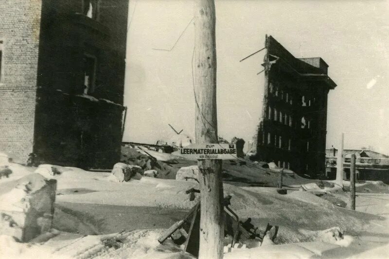 Воронеж оккупация 1942. Разрушенный Воронеж 1943. Разрушенный Воронеж 1942. Мирные жители города и его оккупанты (Воронеж, лето 1942 года). Осенью 1941 ввиду угрозы захвата воронежа