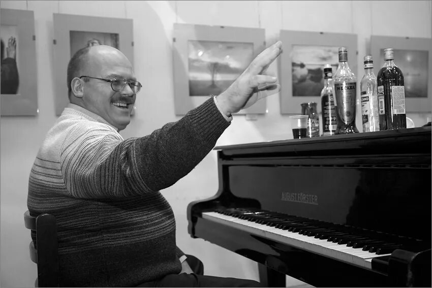 пожилой мужчина с гитарой. играй музыкант автор. старик с гитарой. гитарист. человек с гармошкой.