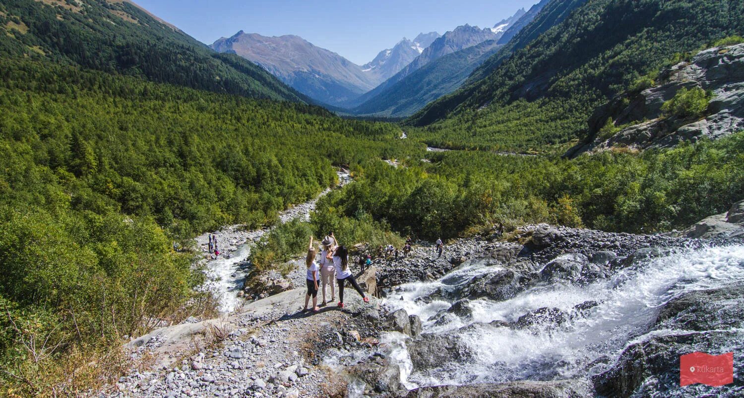 Алибекские водопады домбай. Ущелье алибек домбай. Алибекское ущелье домбай. Алибекский водопад домбай летом. Алибекское ущелье водопад.