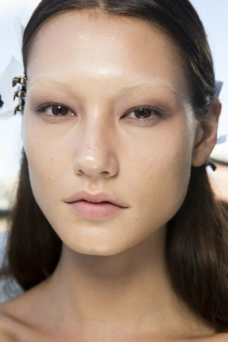 лицо без макияжа. незаметный макияж. макияж со светлыми бровями. осветленные брови. лицо без бровей.