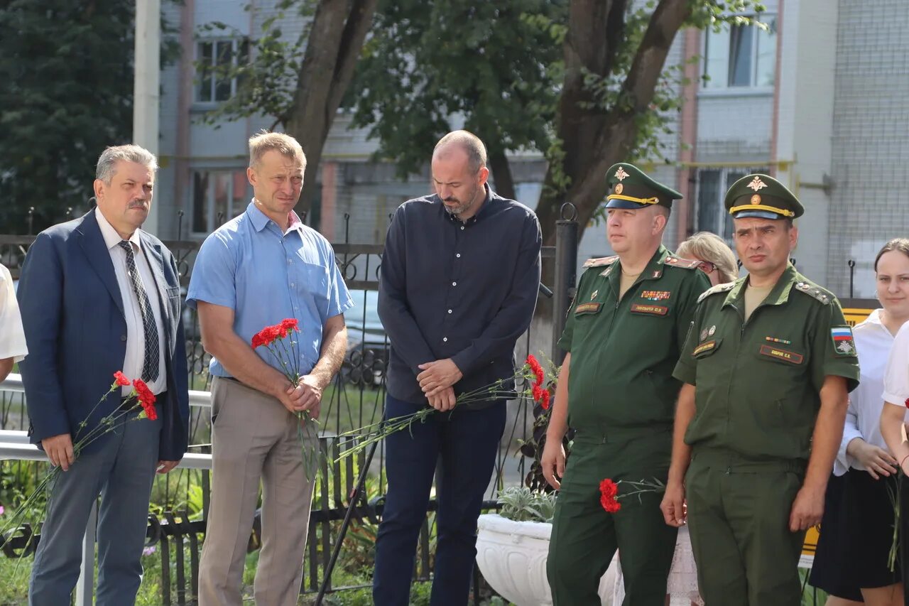 Новости брянской границы. Герои России. Мемориальная доска герою России. Брянская открытие мемориальной доски. Мемориальной доска Дриц.