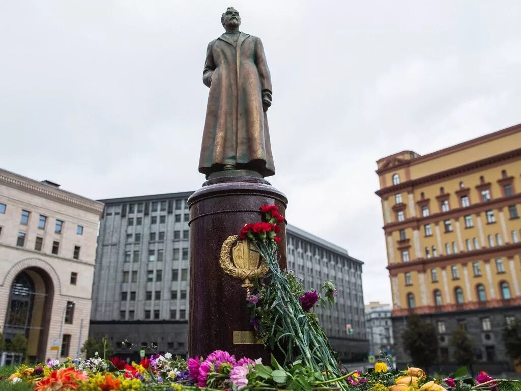 Памятник где на площади. Памятник Феликсу Дзержинскому в Москве. Памятник Дзержинскому на Лубянке. Памятник Феликсу Дзержинскому на Лубянке.