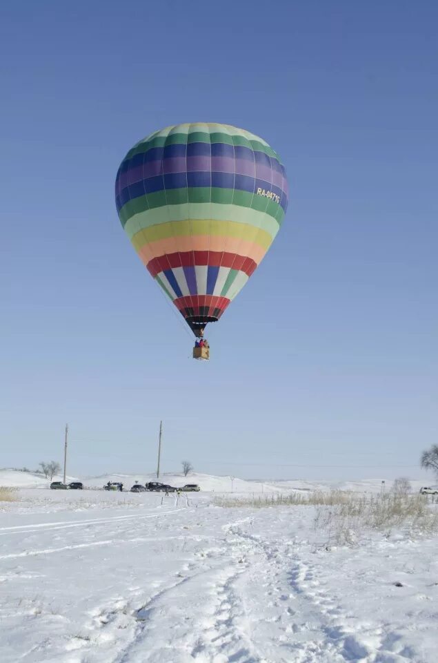 На воздушном шаре екатеринбург цена. Полет на воздушном шаре зимой. Воздушные шары полет. Воздушный шар с корзиной зима. Воздушный шар полет.