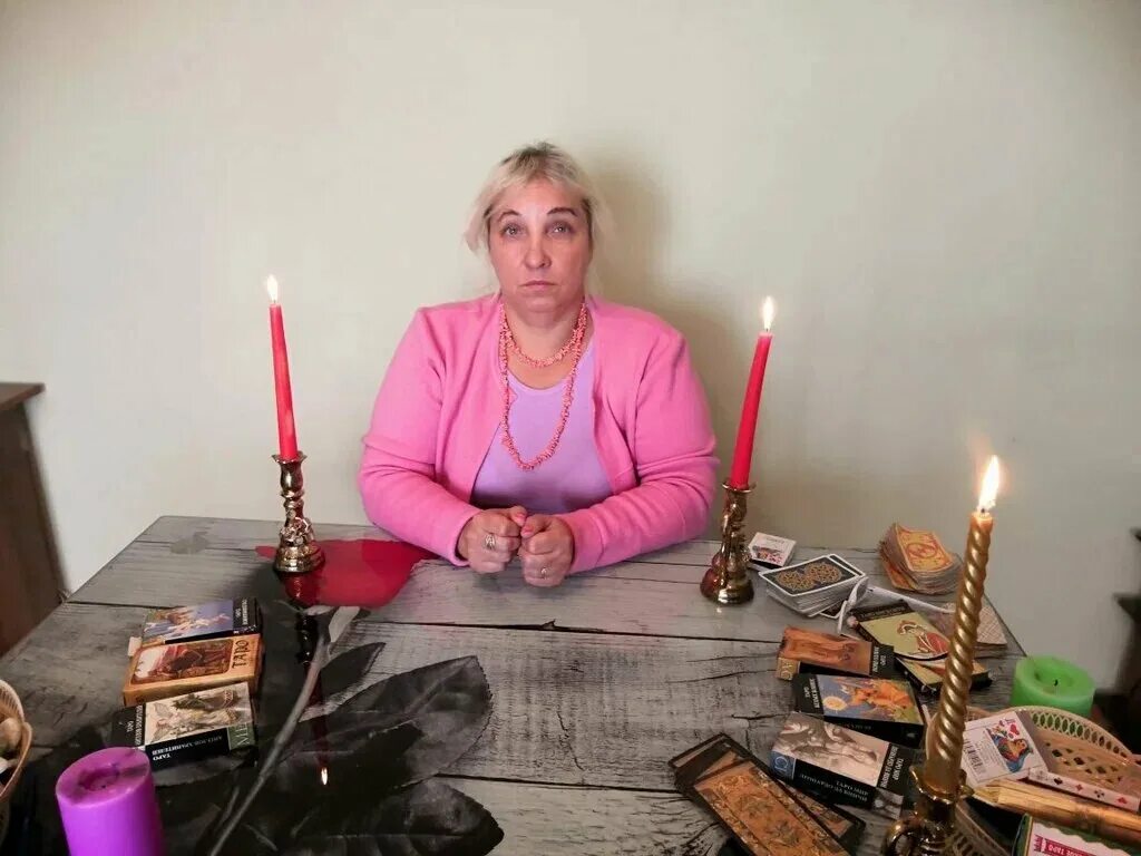 Гадалка. Потомственная гадалка. Гадалка таролог. Гадалка в балашихе. Женщина гадалка.