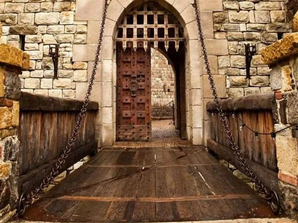 Гуляют ворота. Средневековый замок ров двери. Крепостная стена рыцарского замка. Ворота крепости. Ворота замка.