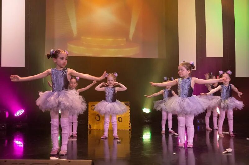 Цирковое искусство для детей. Образцовой ансамбль улыбка. Детские номера выступления. Танцы для девочек. Цирковое искусство.