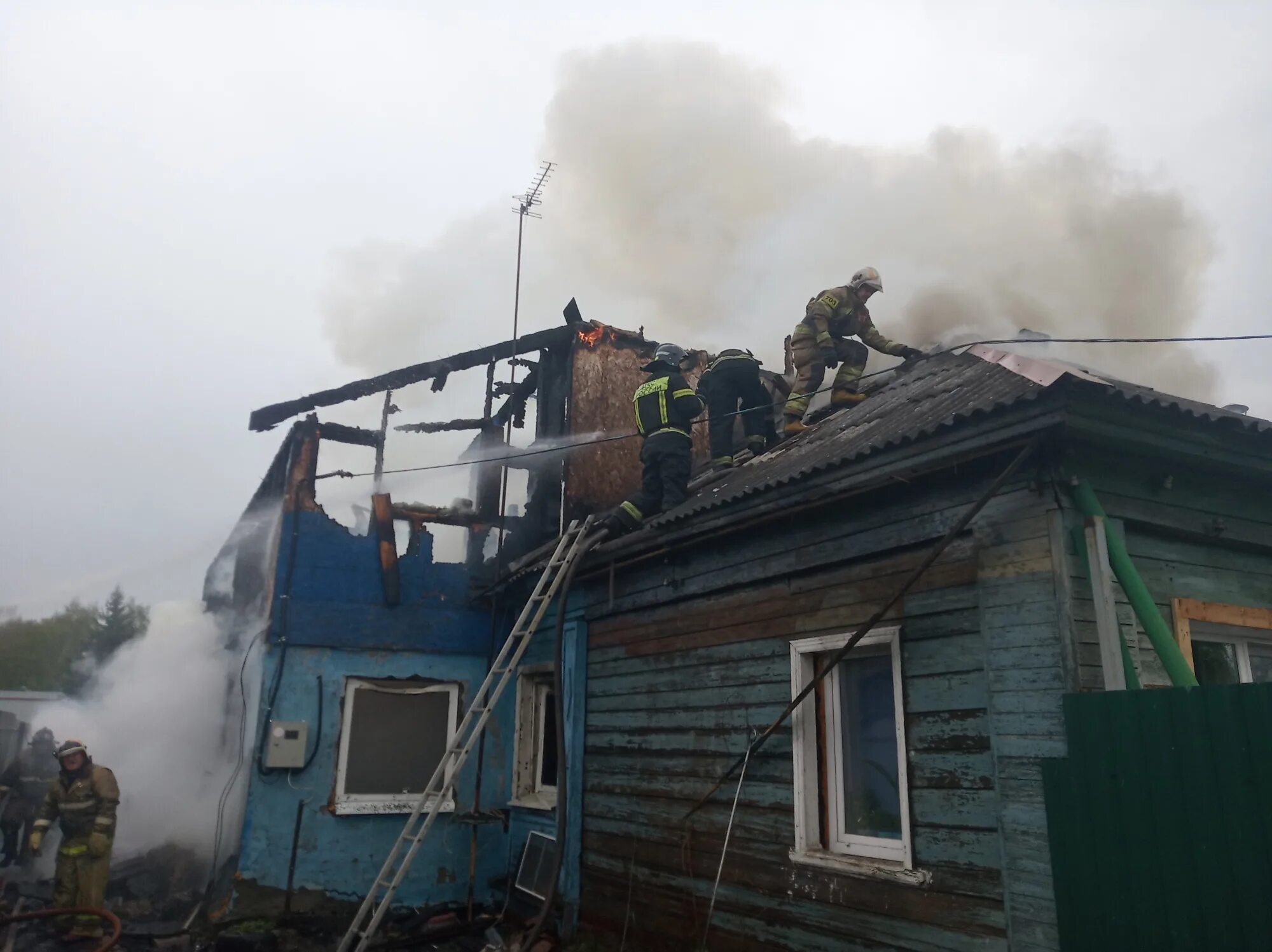 Горит дом в ярославле сегодня. Пожар в ярославле. пожар на даче. ул заливная ярославль.